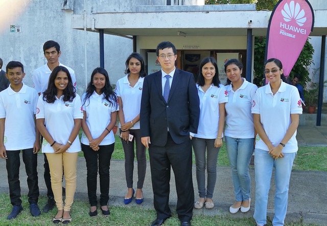 Jerry Liujiawei, Managing Director de Huawei Mauritius, entouré des etudiants.