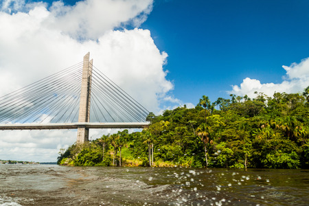 Pont sur la rivière Oyapock entre la Guyane française et le Brésil.