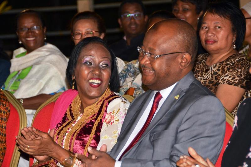 Dr Rashid Mohamed Mbaraka Fatma, ministre de la Santé, de la Solidarité, de la Protection sociale et de la Promotion du Genre de l??Union des Comores et Hamada Madi, Secrétaire général de la COI, lors de la soirée de clôture.