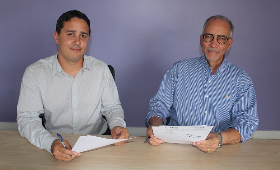 Signature de la convention de partenariat, avec Vincent Omarjee, responsable du développement Simplon outre-mer et Serge G. Hoareau, président France Active Réunion