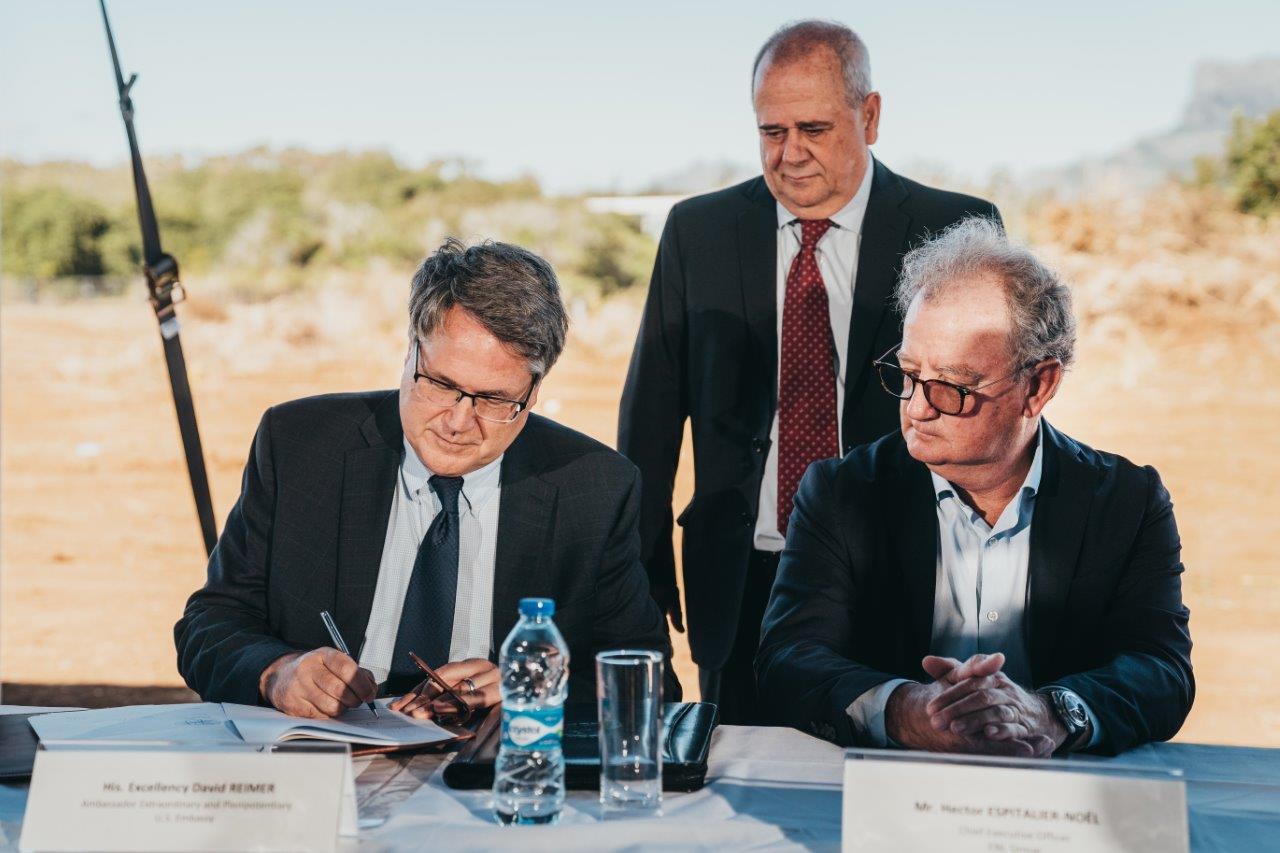 Au premier plan de gauche à droite : Son. Excellence David Reimer, Ambassador Extraordinary and Plenipotentiary U.S. Embassy et Hector Espitalier-Noël, Chief Executive Officer du groupe ENL, lors de la signature au deuxième plan Me. Bernard D??Hotman 