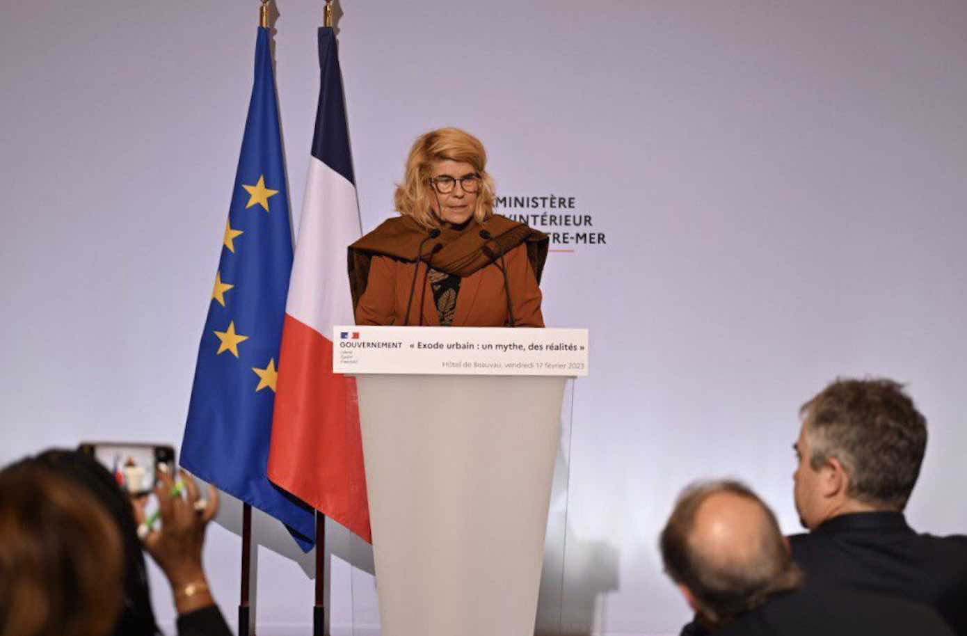 Dominique Faure se voit remettre l'étude « Exode urbain un mythe, des