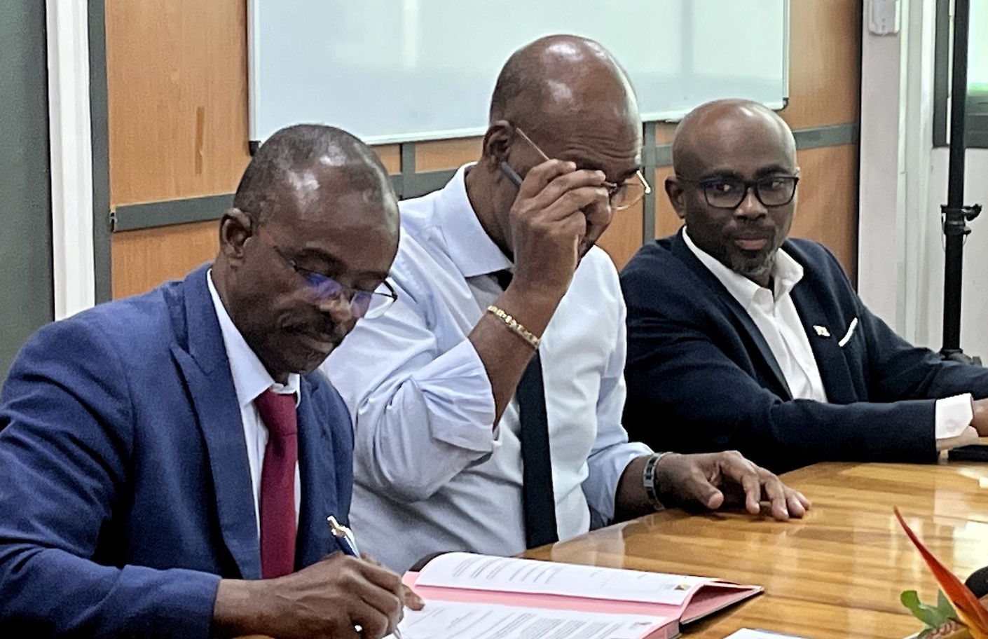 En Guadeloupe, des élus d'Outremer affichent une unité politique pour